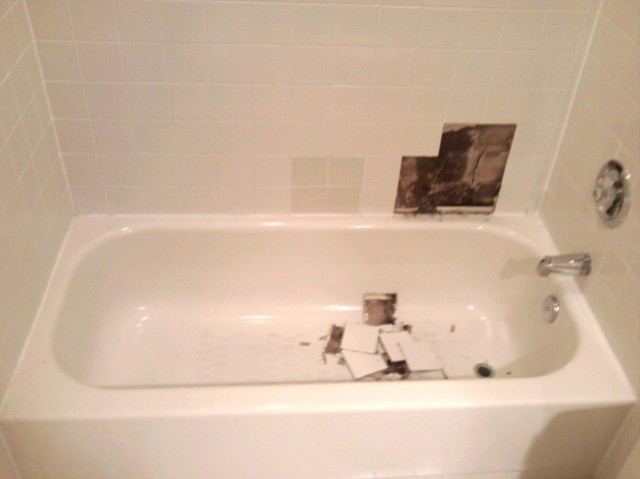 Rotting Tile & Old Bathtub Before Refinishing 15c | Affordable Refinishing LLC
