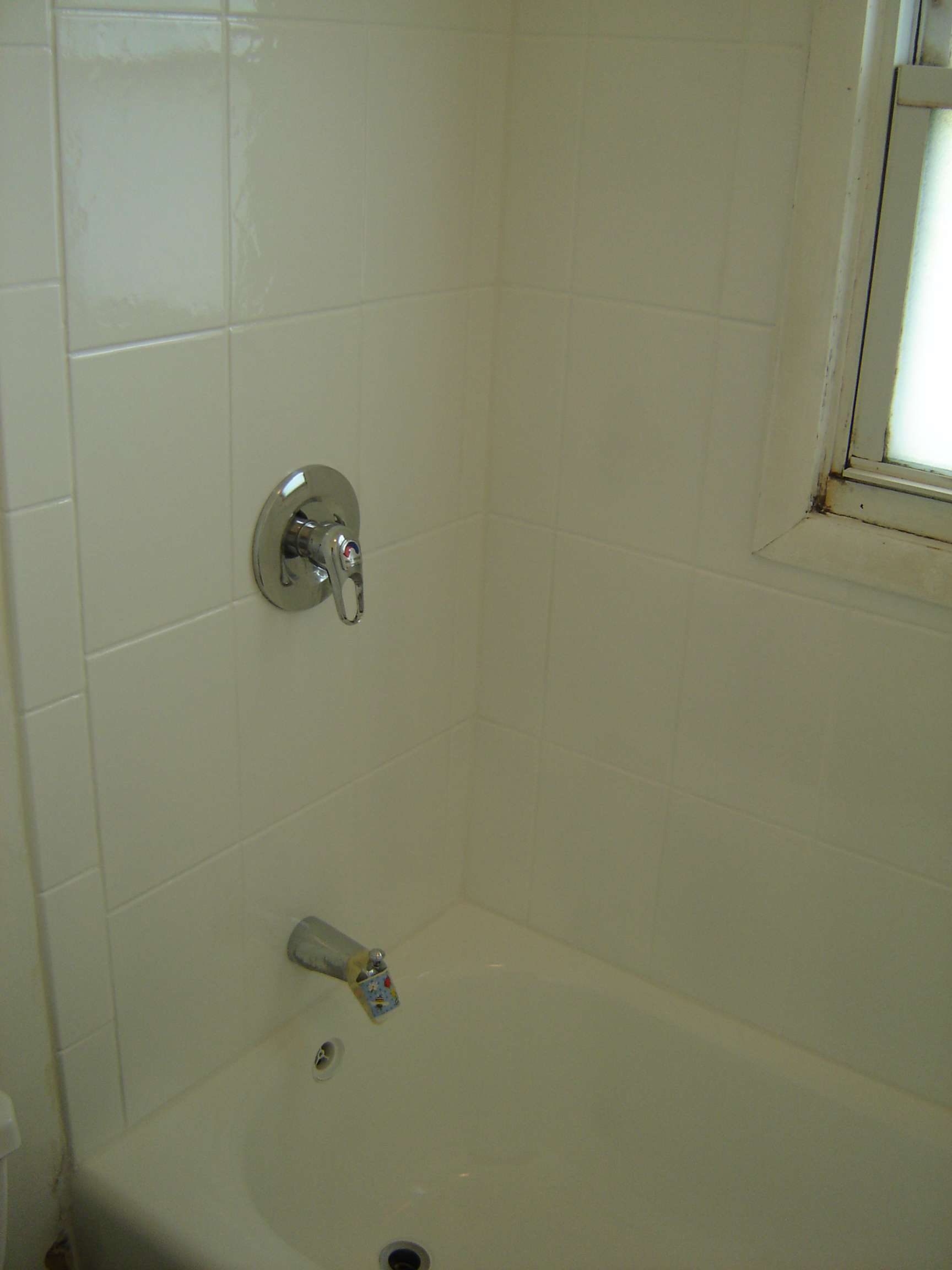 Bright, Shiny White Bathroom Tile and Bathtub After Refinishing 21a | Affordable Refinishing LLC