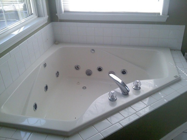 White Jacuzzi Before Recoloring 14a | Affordable Refinishing LLC
